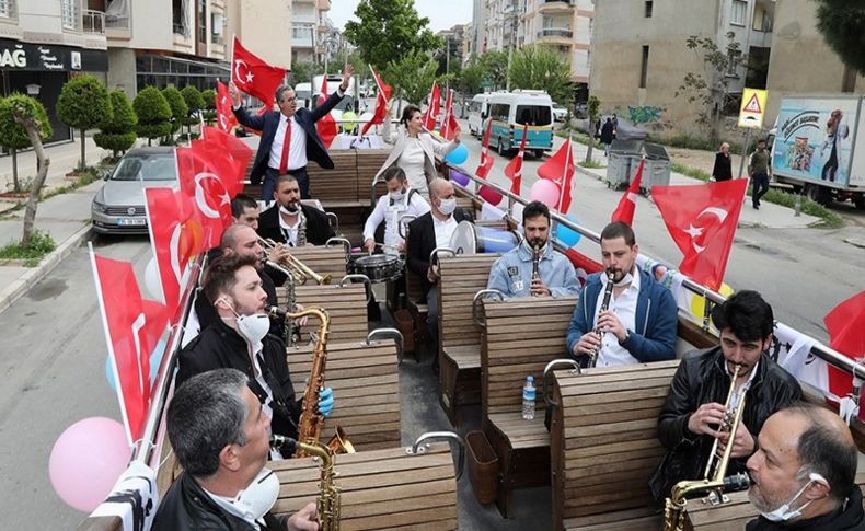 Gaziemir’in balkonlarında 23 Nisan coşkusu