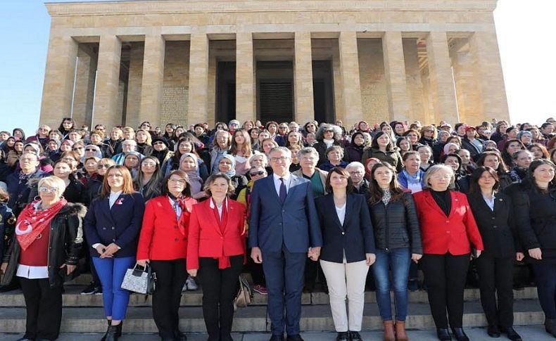 Gaziemirli kadınlardan 8 Mart'ta Atatürk'e vefa ziyareti