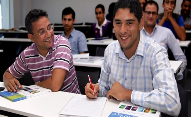 Gediz Üniversitesi yüzlerce yabancı öğrenciye Türkçe öğretiyor