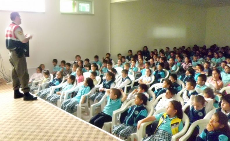 Geleceğin sürücülerine jandarmadan seminer