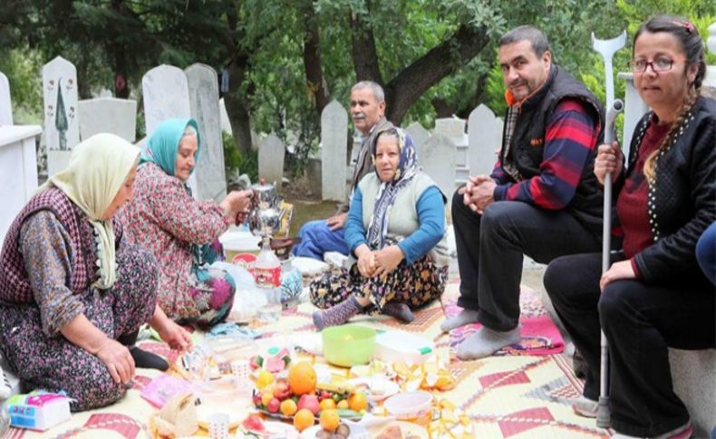 Yıllardır süren gelenek! Yakınlarının mezarlarına gidip...