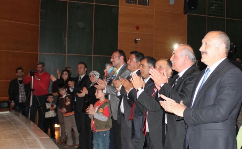 Genç ozanların okuduğu ilahiler ayakta alkışlandı