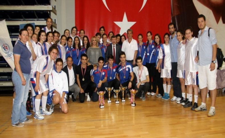 Genç sporcuların kupa sevinci