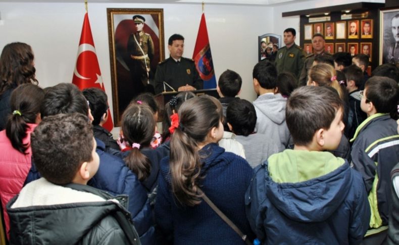 Genelkurmay Başkanı Özel'i ziyaret etmek isteyen öğrenciler kışlada ağırlandı