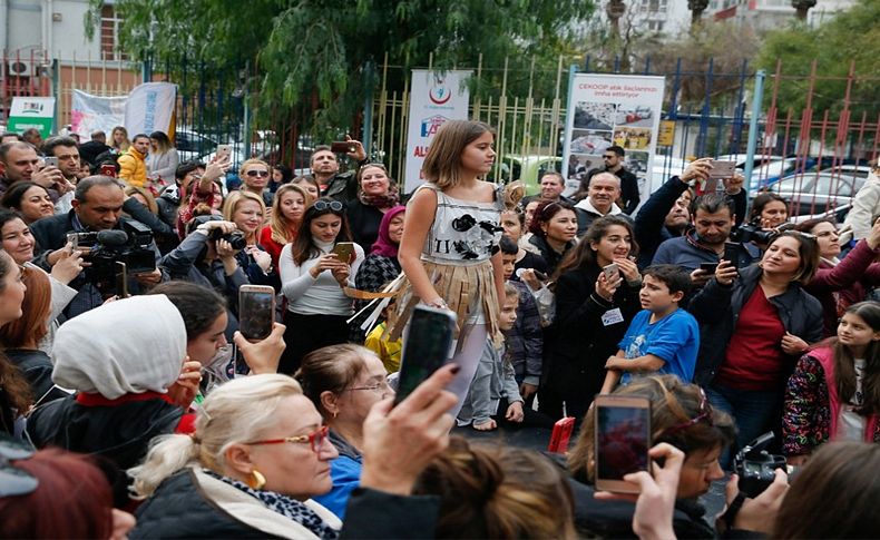 Öğrencilerden atıktan kostümlerle sokak defilesi