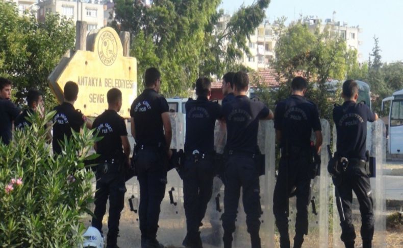 Gezi olaylarına destek için Sevgi Parkı'na kurulan çadırlara polis operasyonu