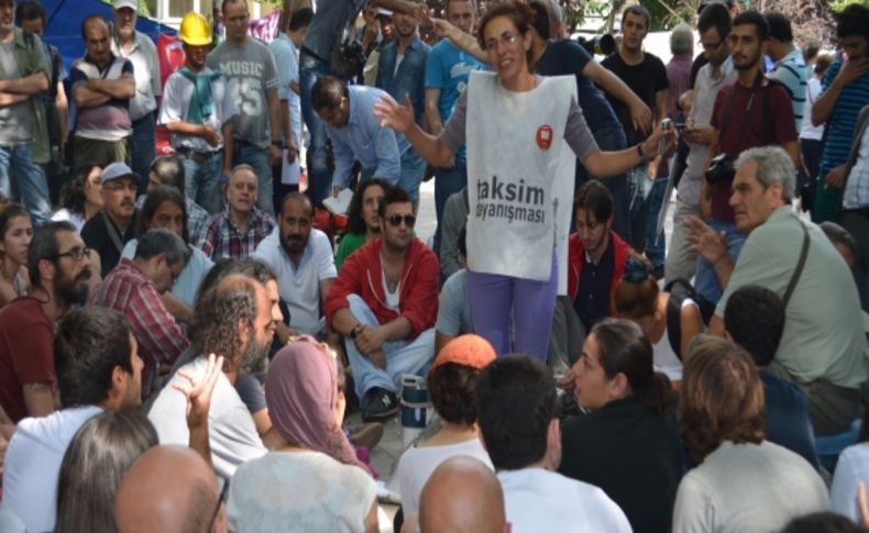 Gezi Parkı'ndaki göstericiler ne yapacaklarını tartışıyor