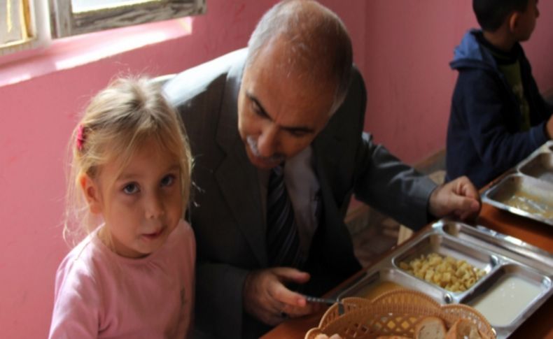 Giresun Valisi Karahan, öğrencilerle yemek yedi