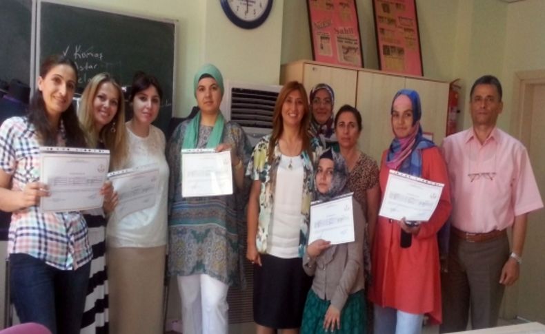 Giyim modelistliği kursuna katılan bayanlar sertifikalarını aldı