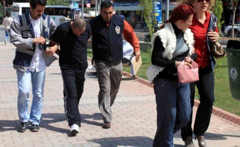 Gizli kamera görüntüleri ile şantaj yapan 2 kişi yakalandı