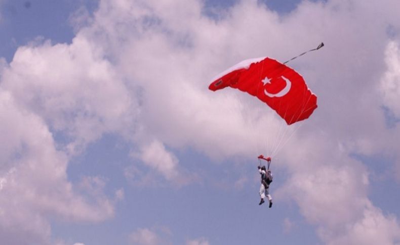 Göklerde de 23 Nisan coşkusu