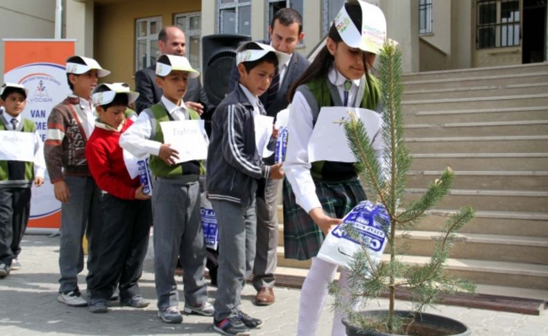 Gonca Çocuk Dergisi Van'da 20 bin fidan dağıttı