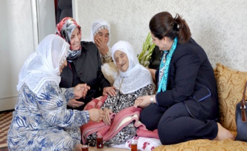 Gönül elçileri 117 yaşındaki Edibe Angay'ı ziyaret etti