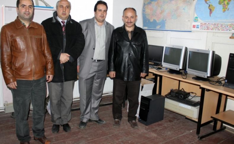 Gönüllü gençler, minik öğrencileri sevindirdi