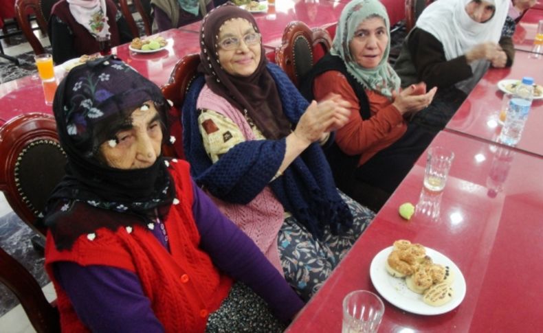 Gönüllü öğrenciler huzurevi sakinlerini yalnız bırakmadı