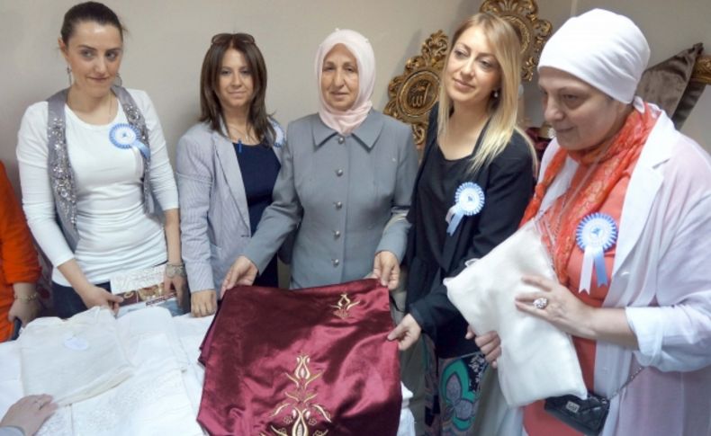 Gönüllülerin atölyede ürettiği el emeği ürünleri görücüye çıktı