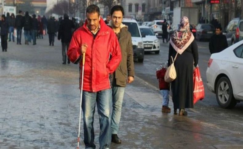 Görme özürlü vatandaşa taciz dayağı attılar