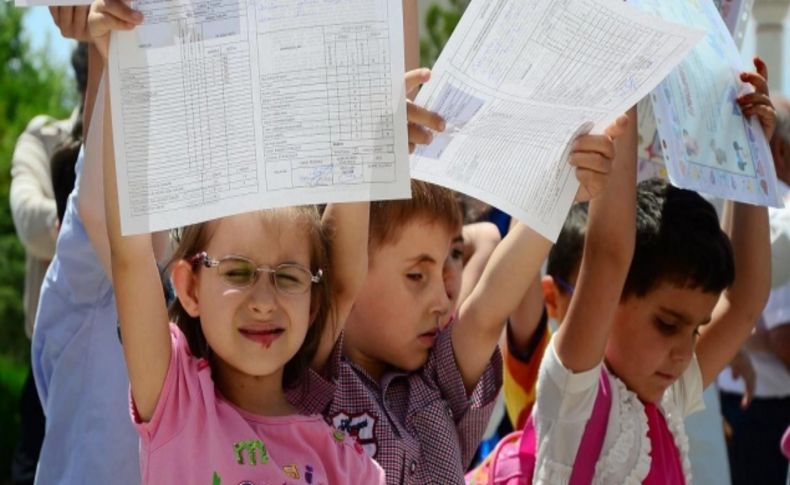 Görme engelli öğrencilerin karne sevinci