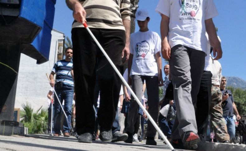 Görme engellilerden takip çizgilerini kapatan esnafa protesto