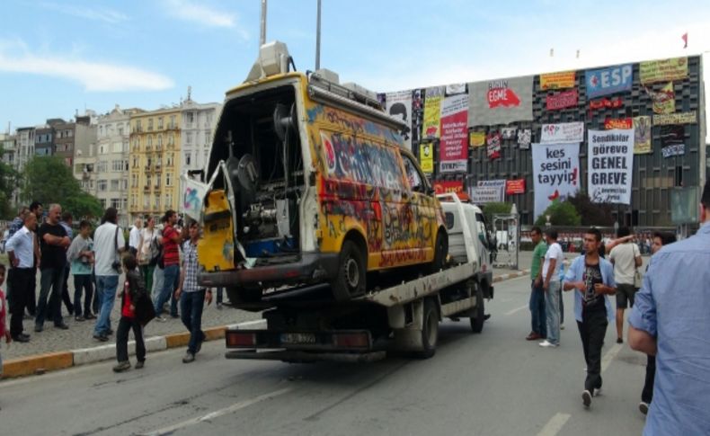 Göstericiler, parçalanan canlı yayın aracını bile vermediler