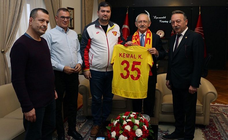 Göztepe taraftar grubu Kılıçdaroğlu'na forma hediye etti