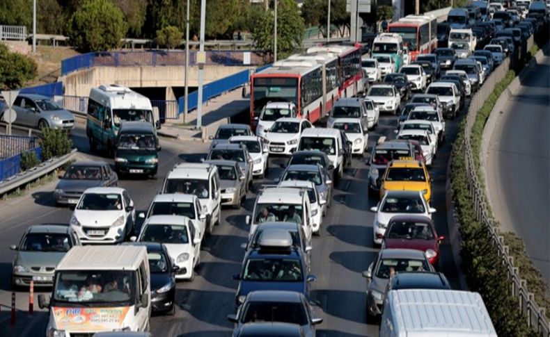 Grev ve tramvay çalışmaları İzmir trafiğini durdurdu