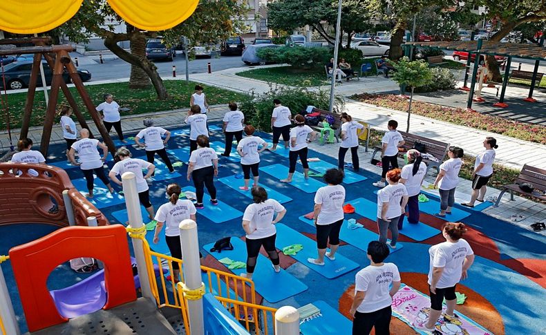 Güne parkta sporla başlıyorlar