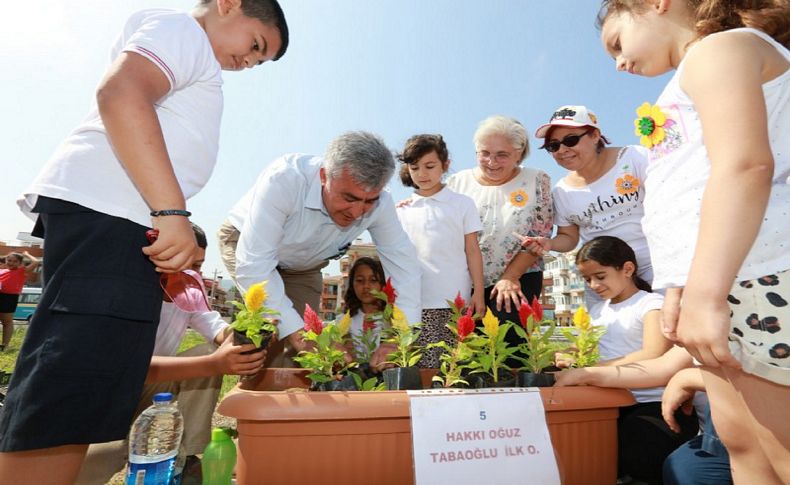 Güzelbahçe'de çocukların çiçek mutluluğu