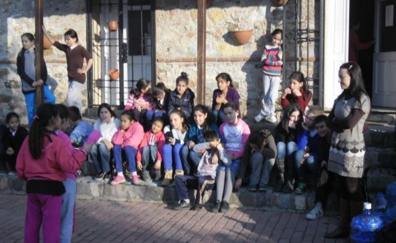 Güzelbahçe Belediyesi'nden çocuklara tiyatro eğitimi