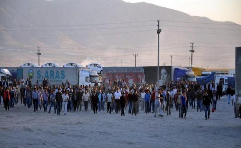 Habur'da Şoförler Yol Kapatti