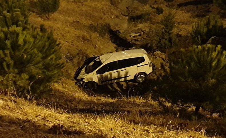 Hafif ticari araç uçuruma yuvarlandı