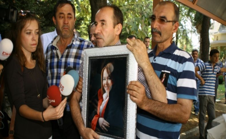Hakim adayının tabutuna hakim cübbesi ve gelinlik konuldu