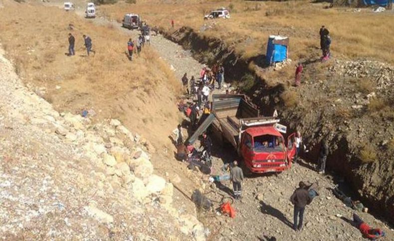 Hakkari'de kamyonet devrildi! 66 yaralı