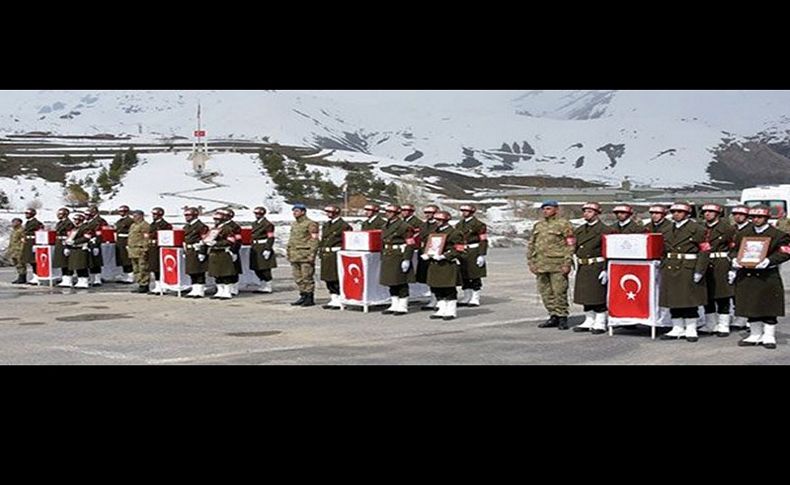 Hakkari'de şehit askerler için tören düzenlendi