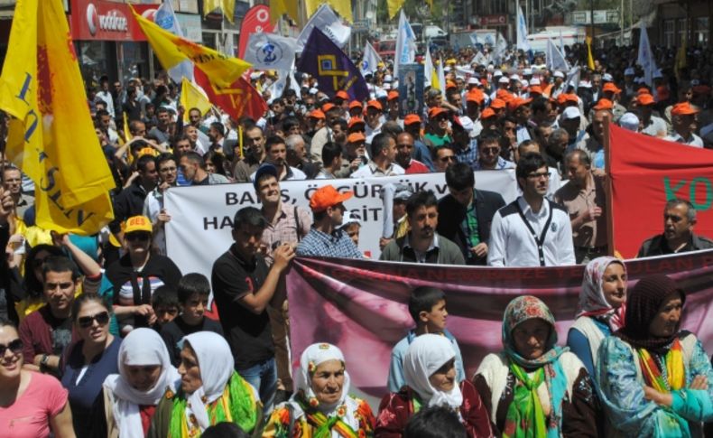 Hakkari'de 1 Mayıs halaylarla kutlandı