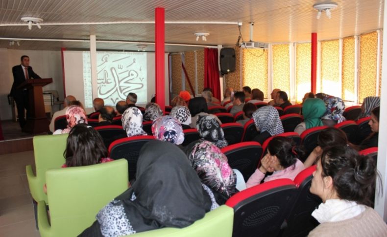 Hakkari'de Kutlu Doğum Haftası programına halk yoğun ilgi gösterdi