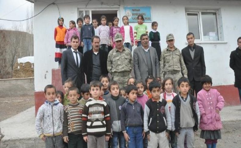 Hakkari'de Mehmetçik Öğretmenleri Unutmadi
