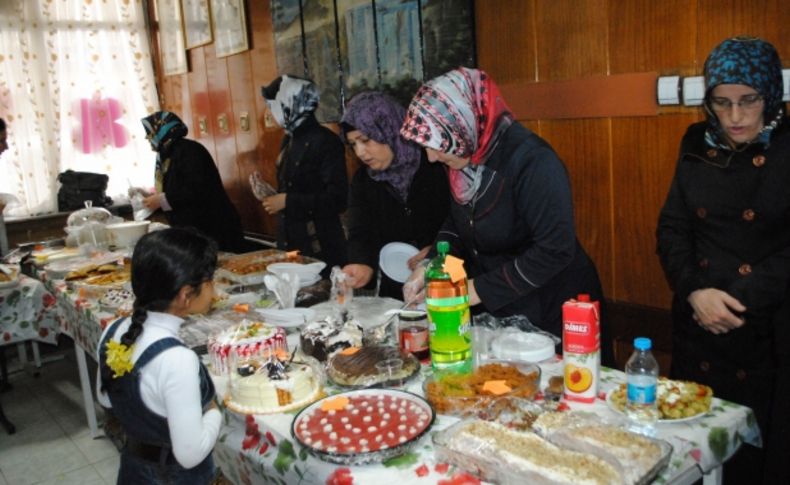 Hakkari'de muhtaç öğrenciler yararına kermes