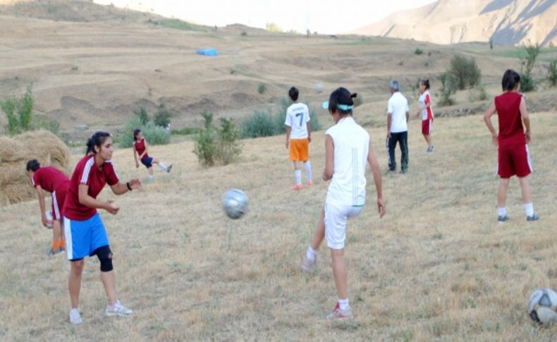 Hakkarili kadın futbolcular, yetkililere seslendi
