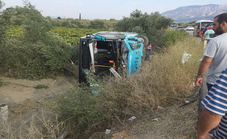 Halk otobüsü ile otomobil çarpıştı: 24 yaralı