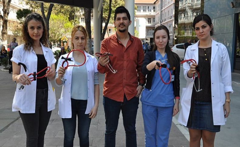 Behçet Uz Çocuk Hastanesi'nde siyah kurdeleli protesto