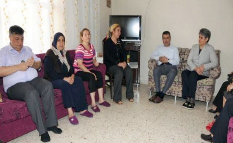 Hatay Valisi Lekesiz ve eşi, Reyhanlı’da taziye ziyaretinde bulundu
