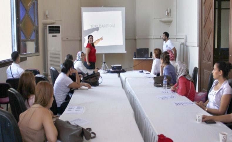 Hatay'da sağlık çalışanlarına işaret dili eğitimi veriliyor