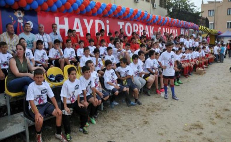 İzmir'de çocuklara futbol festivali