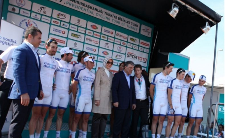 Hayrunnisa Gül'den Novo Nordisk takımına plaket