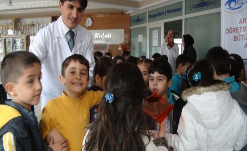 Hediye kabul etmeyen öğretmenleri adına Afrika'ya yardım topladılar