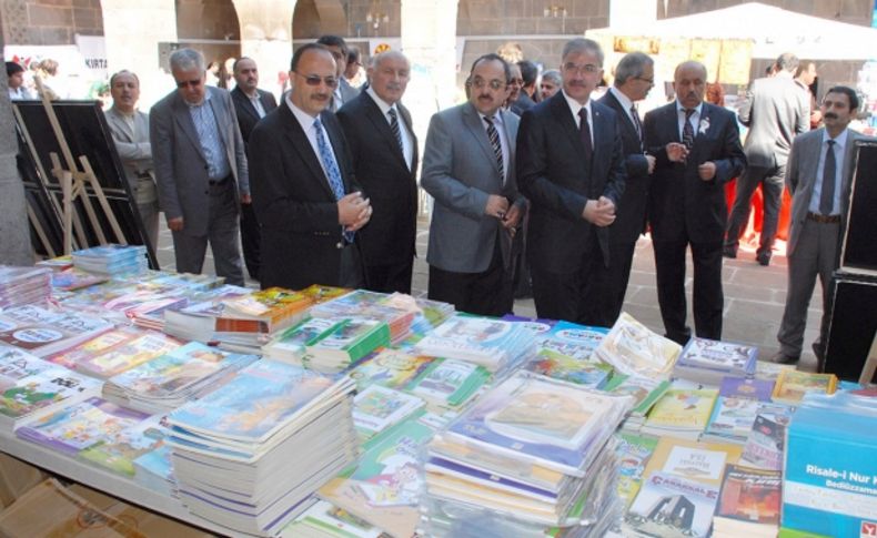 'Hediyemiz, evdeki işyerindeki süs eşyamız kitap olsun'