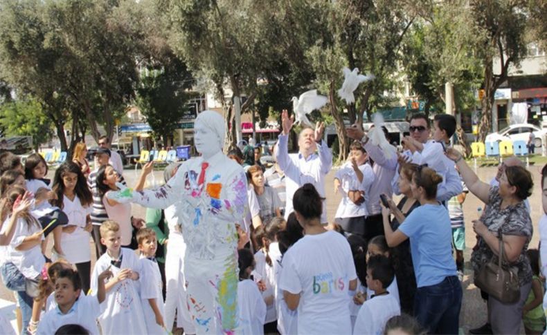 Bucalı çocuklar barışın resmini çizdi