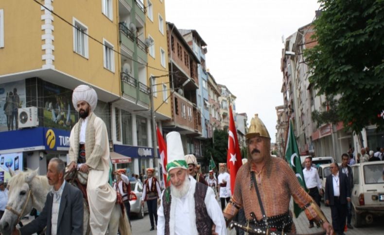 Hemşehrileri Akşemseddin Hazretleri'ni İstanbul’a dualarla uğurladı