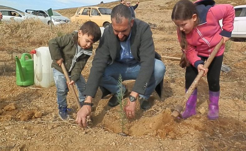 Her müşterisi için bir fidan dikiyor